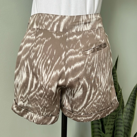 ⭐️ Silky, dressy, comfortable side zip shorts. ⭐️ - Picture 2 of 5